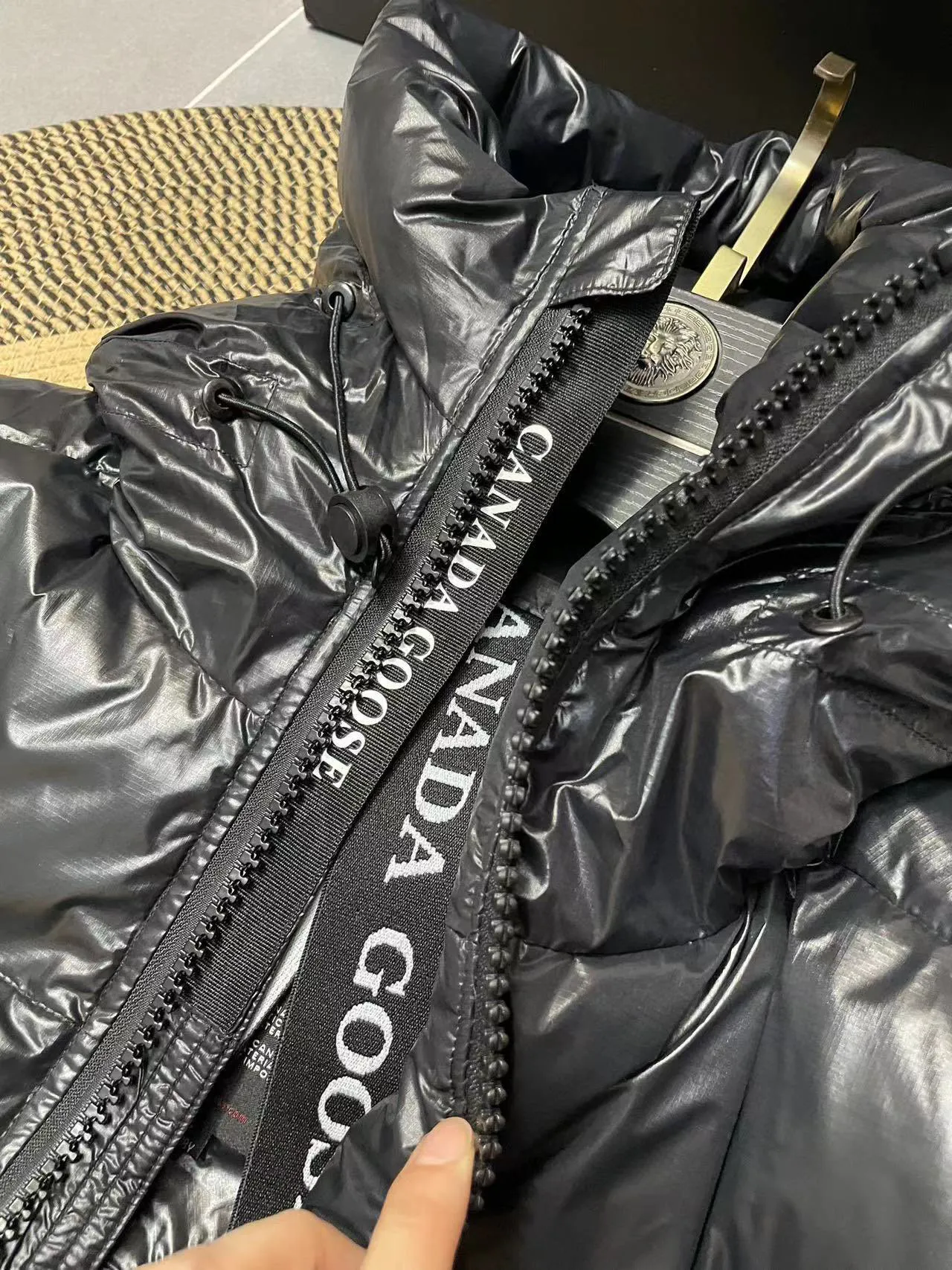 P780 Black Black Label Top Version 𝘾𝘼𝙉𝘼𝘿𝘼 𝙂𝙊𝙊𝙎𝙀/Canada Goose 2023 Limited New Crofton Puff Down Jacket Pure Guangzhou Inspection 95 White Duck Down Filling‼  Top version, ceiling level‼ Crofton soft bread, the latest style in 2023, has a cold protection effect of up to level 4. It is made of recycled Feather-Light tear-resistant fabric. It is ultra-light and has no weight on the upper body at all! The unique black label highlights your temperament‼  Canada Goose, a Canadian brand, has always been recognized as the warmest down jacket. Various Instagram celebrities, Internet celebrities, and celebrities often wear it for street photos. I do Canada Goose every year, but I still can’t get rid of my love for geese. No matter how cold the winter is, there is no need to be afraid, because there are geese! Filled with 80% white duck down, Canada Goose is the legendary warmest down jacket and is known as a must-have for Arctic outdoor sports! The most popular down jacket in the world, celebrities are rushing to buy it, it is a must-have! Same style for men and women Size: S-XXL